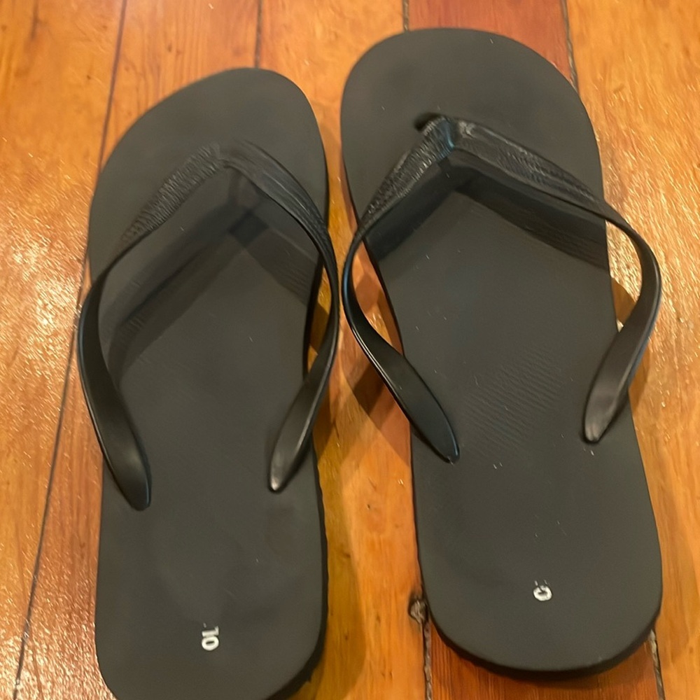 Black Old Navy flip flops. Men’s 12. Womens 14.
